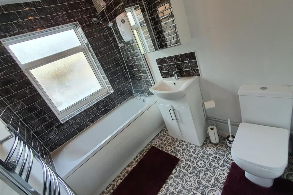 Contractors-City Centre-Parking-Sleeps 9 -Smart Tv, 2 Bathrooms! كوفنتري المظهر الخارجي الصورة